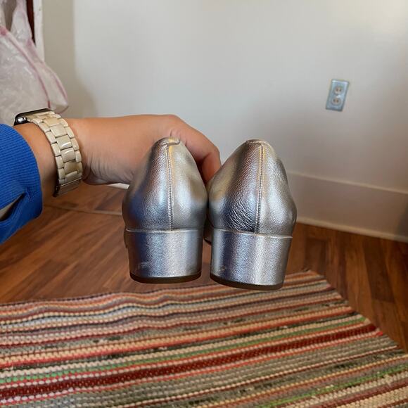 Clarks Silver Leather Pumps SZ 8.5 Round Toe Metallic Classic Heels Formal Event - Picture 5 of 8